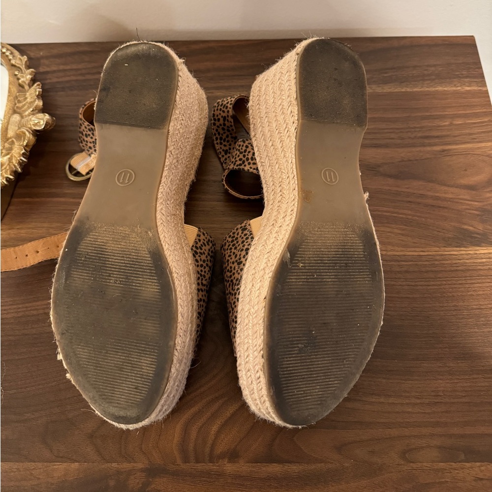 Universal Thread Sandals - image 3